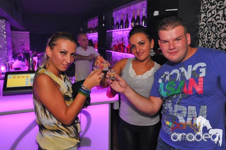 Petrecere în Club Life, 