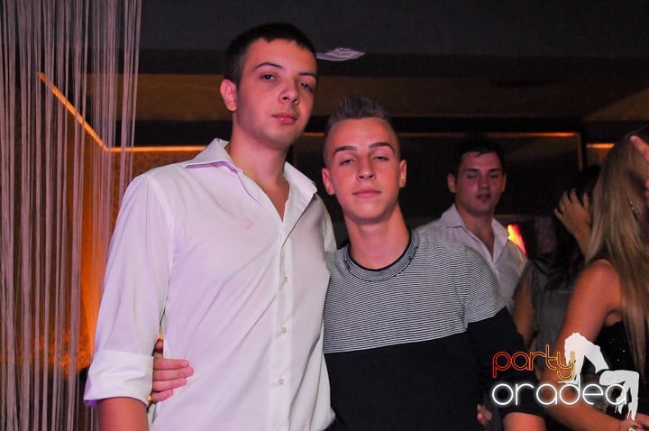 Petrecere în Club Life, 