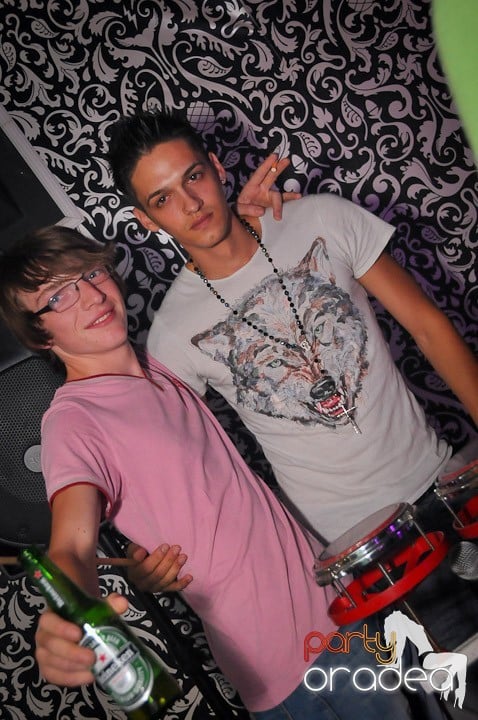 Petrecere în Club Life, 