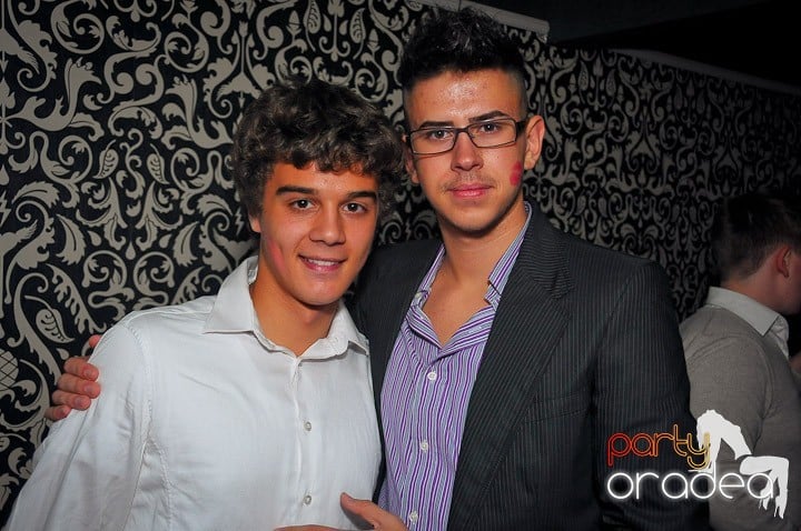 Petrecere în Club Life, 