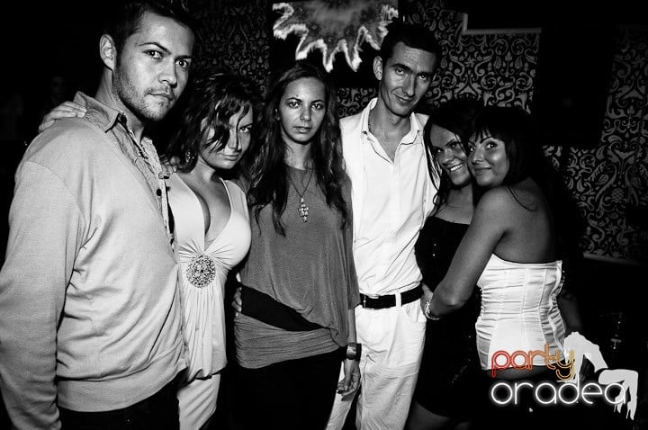 Petrecere în Club Life, 