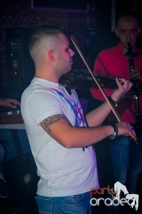 Petrecere în Club Life, 