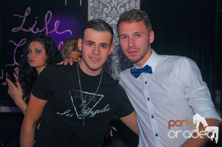 Petrecere în Club Life, 