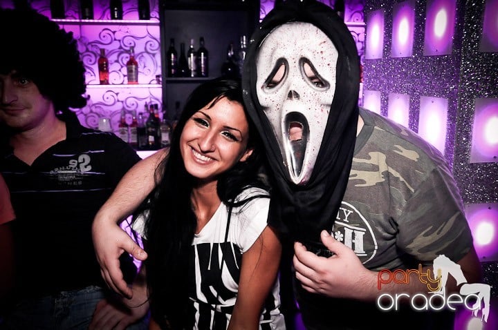 Petrecere în Club Life, 