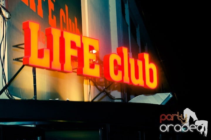 Petrecere în Club Life, 