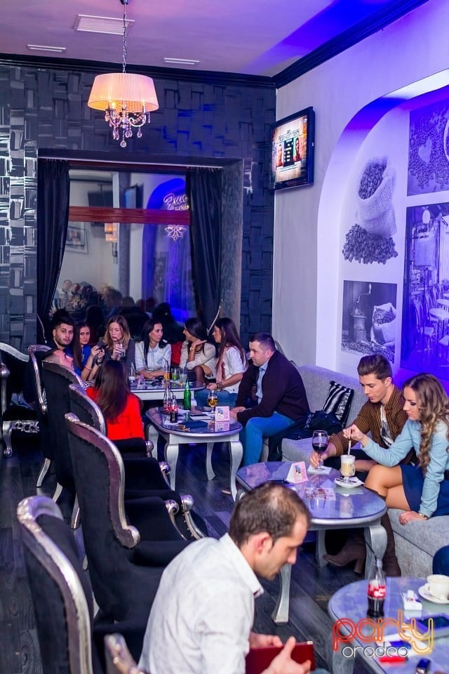 Petrecere în Icon Caffe, Icon Caffe