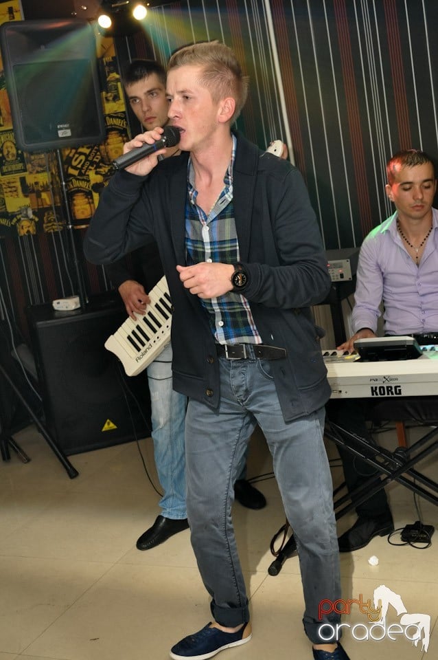 Petrecere în L'amore Caffe Club,