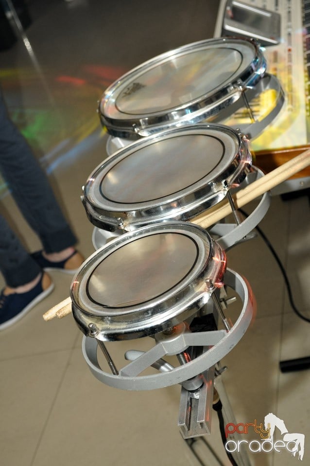 Petrecere în L'amore Caffe Club,
