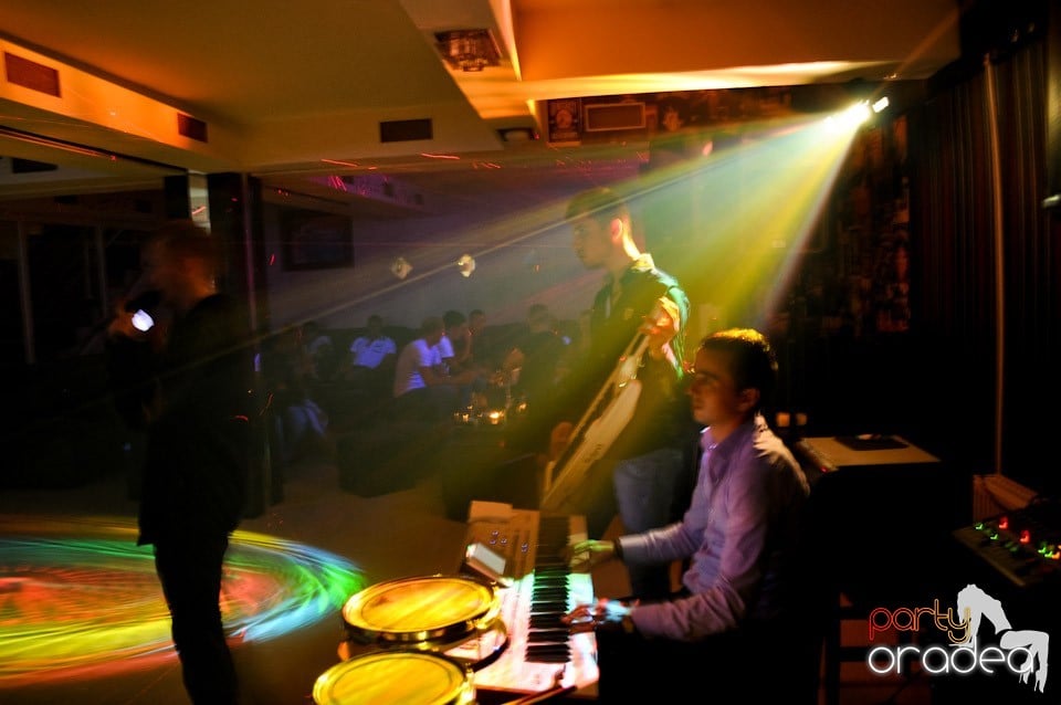Petrecere în L'amore Caffe Club,