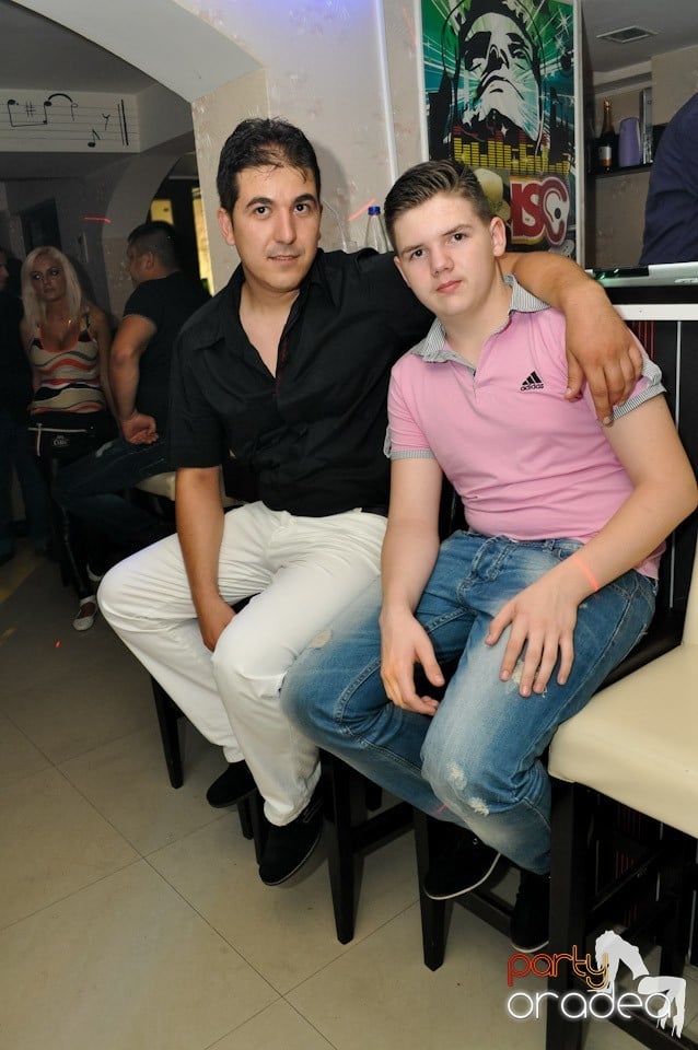 Petrecere în L'amore Caffe Club,