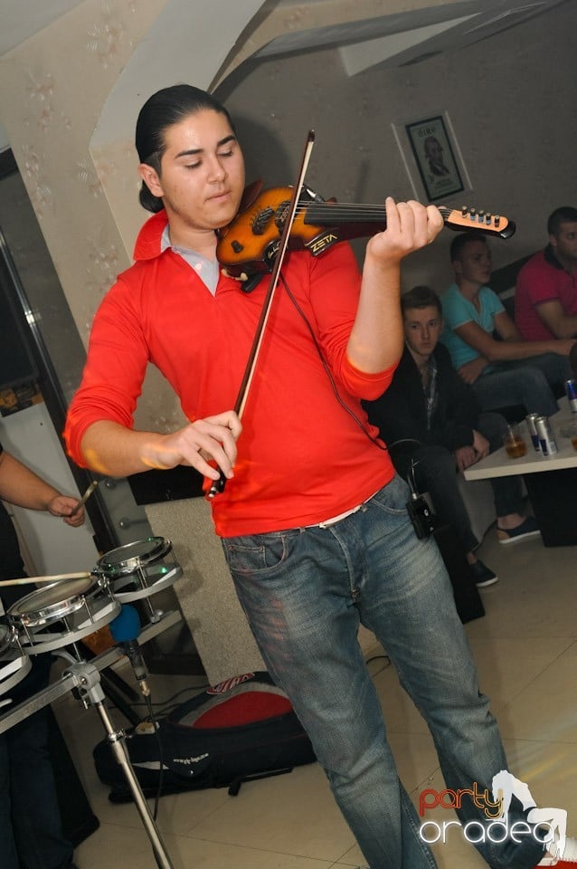Petrecere în L'amore Caffe Club,