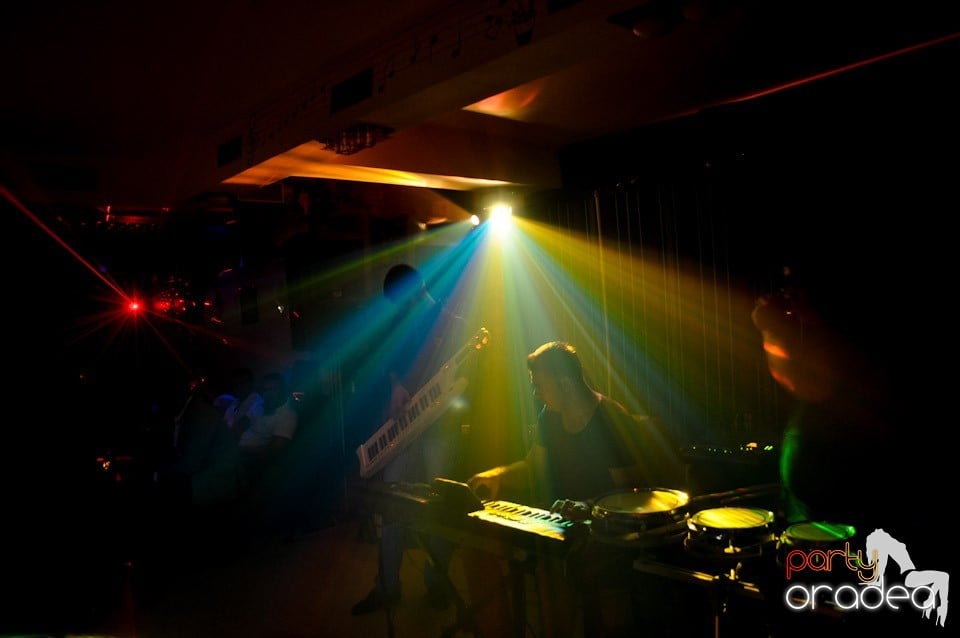 Petrecere în L'amore Caffe Club,