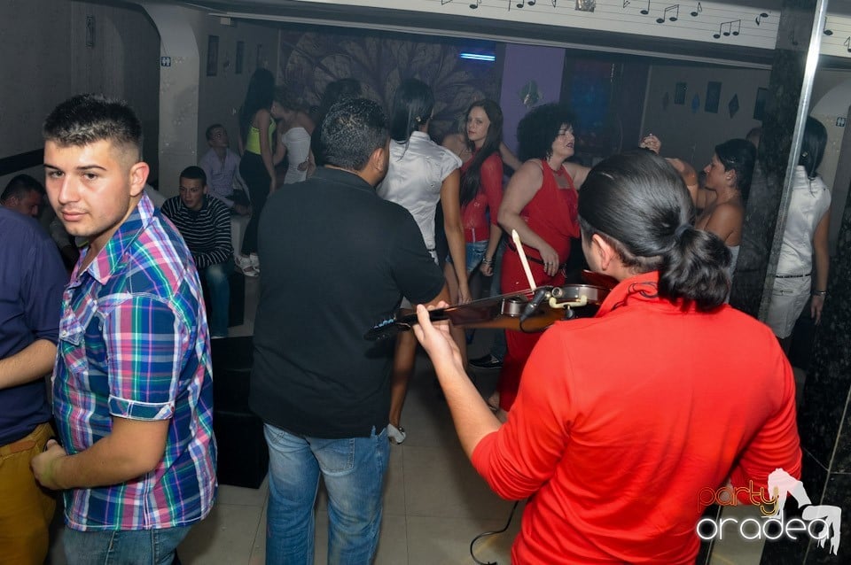 Petrecere în L'amore Caffe Club,