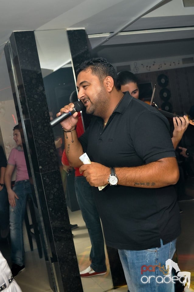 Petrecere în L'amore Caffe Club,
