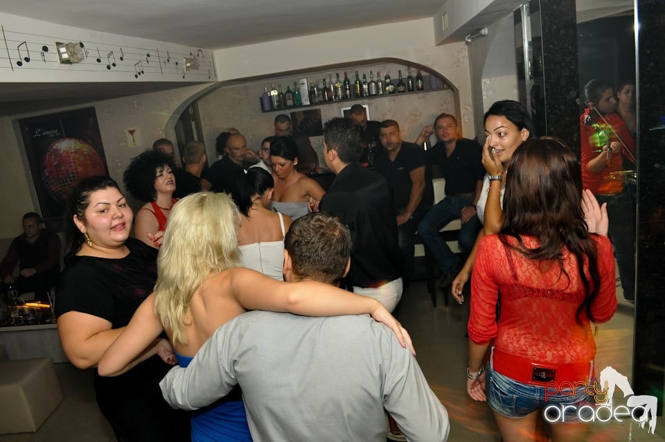 Petrecere în L'amore Caffe Club,