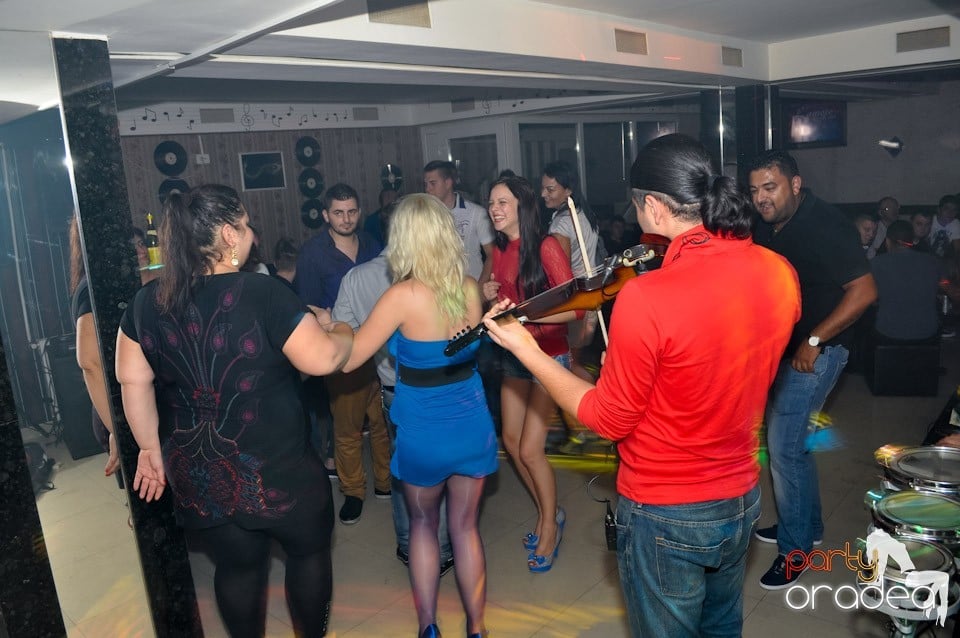 Petrecere în L'amore Caffe Club,