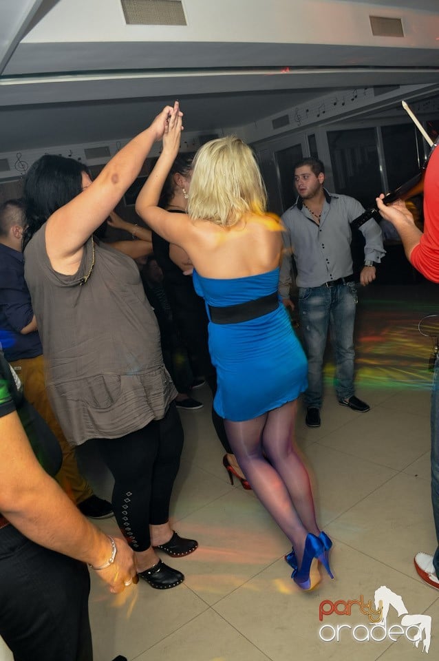 Petrecere în L'amore Caffe Club,
