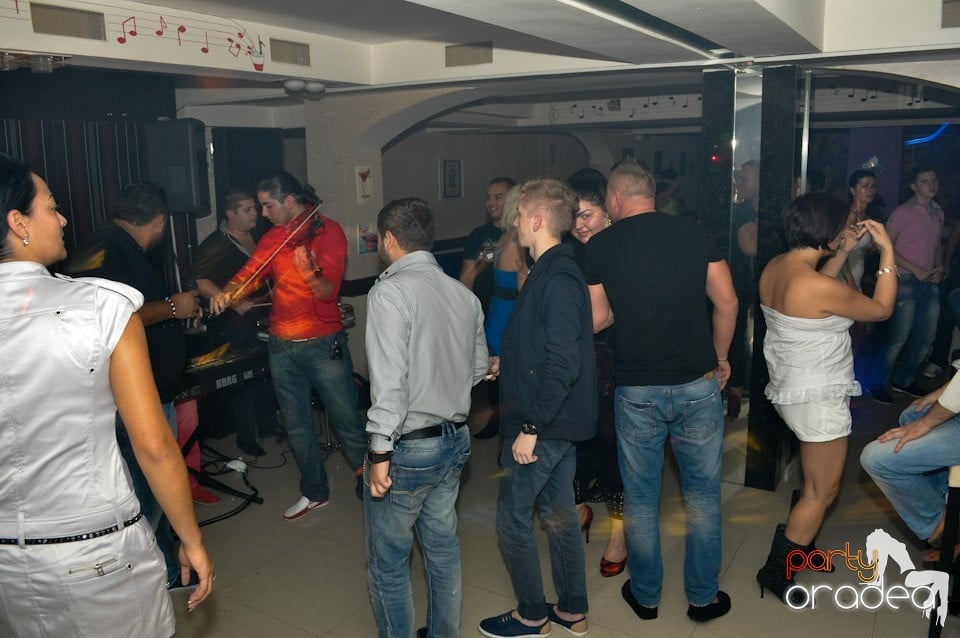 Petrecere în L'amore Caffe Club,