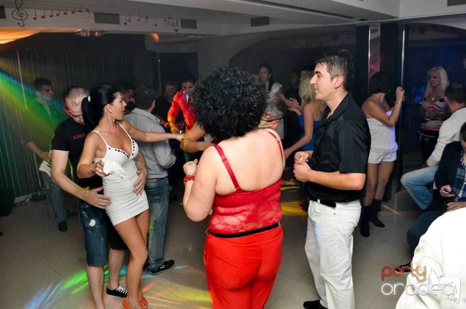 Petrecere în L'amore Caffe Club,