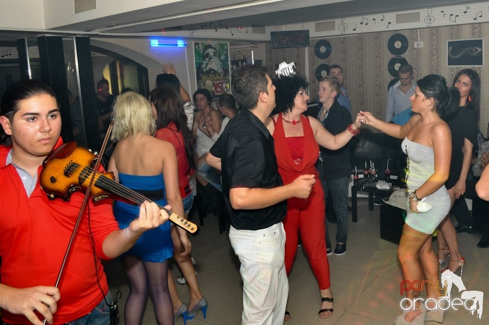 Petrecere în L'amore Caffe Club,