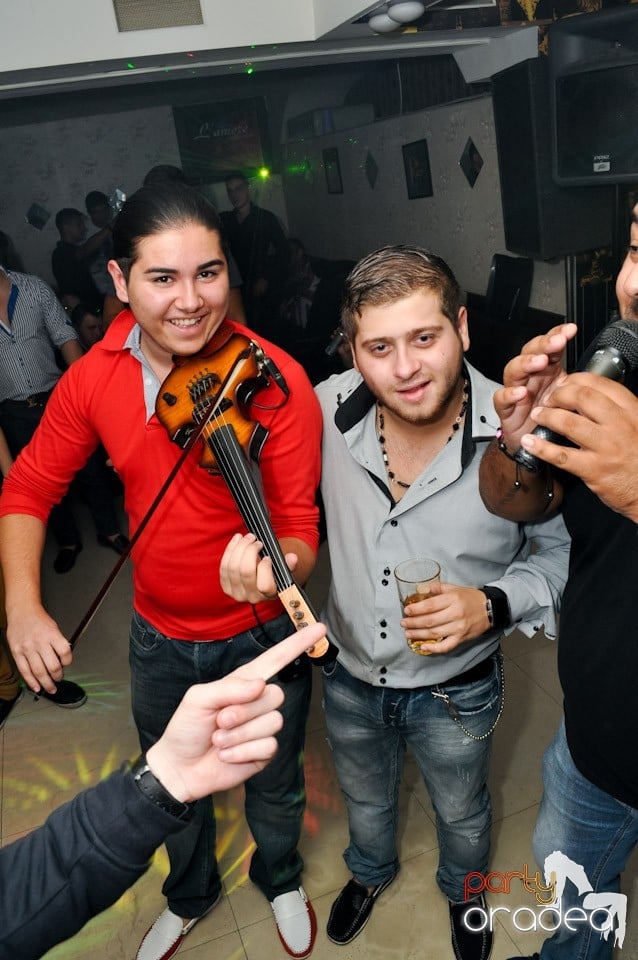 Petrecere în L'amore Caffe Club,