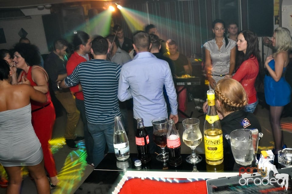Petrecere în L'amore Caffe Club,