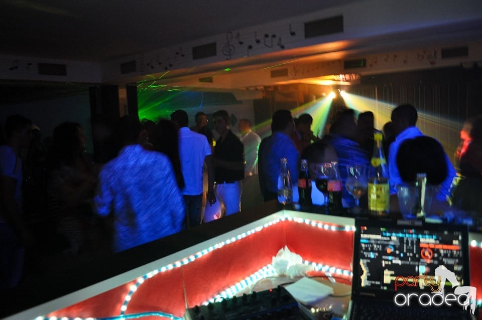 Petrecere în L'amore Caffe Club,