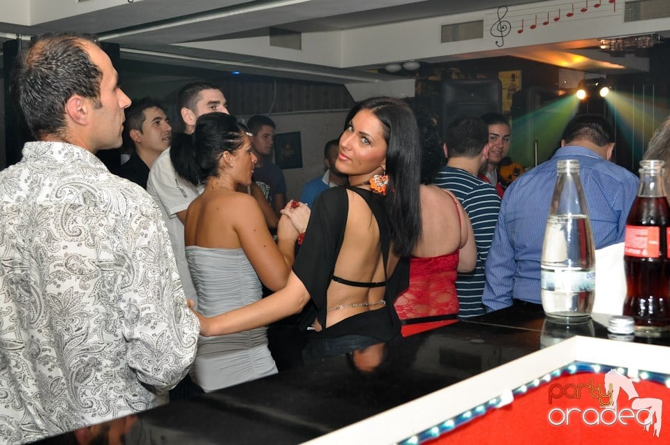 Petrecere în L'amore Caffe Club,