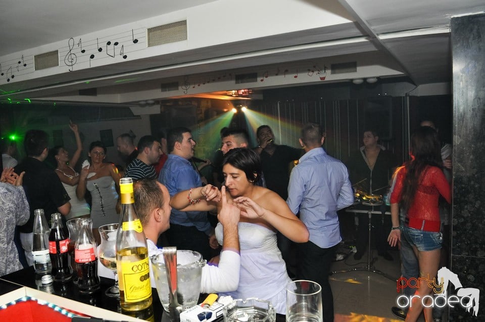 Petrecere în L'amore Caffe Club,