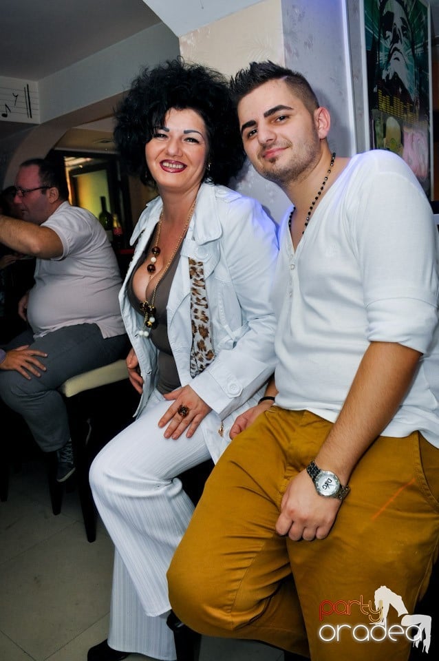 Petrecere în L'amore Caffe Club,