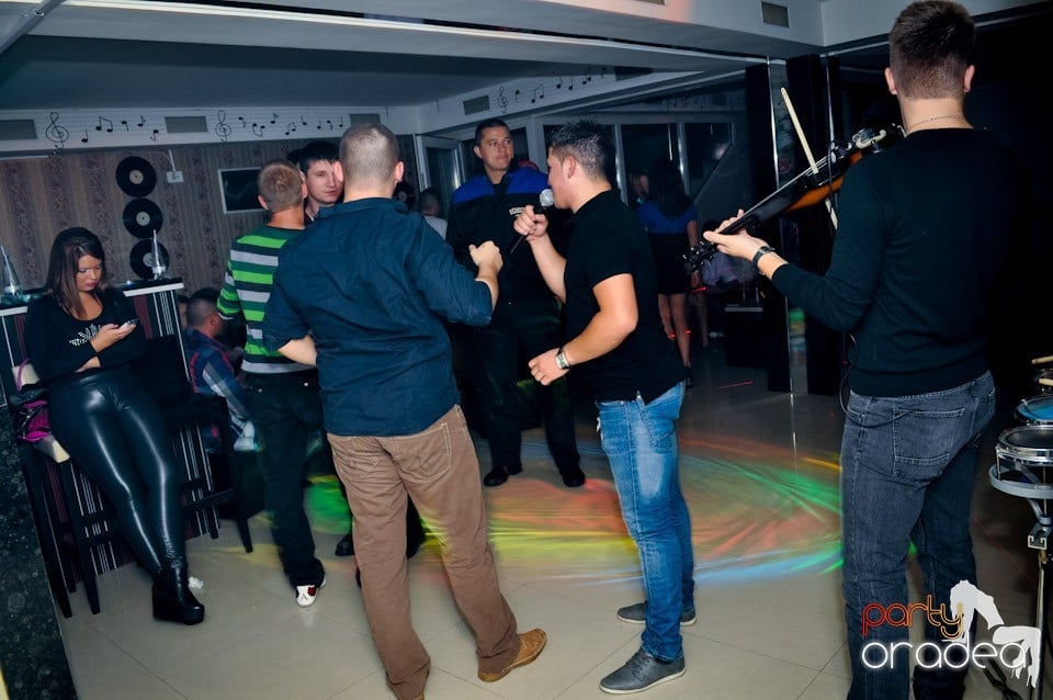 Petrecere în L'amore Caffe Club,