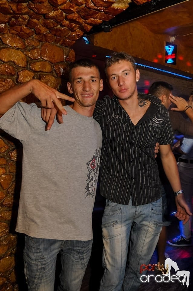 Petrecere incendiara in Club Downtown, 