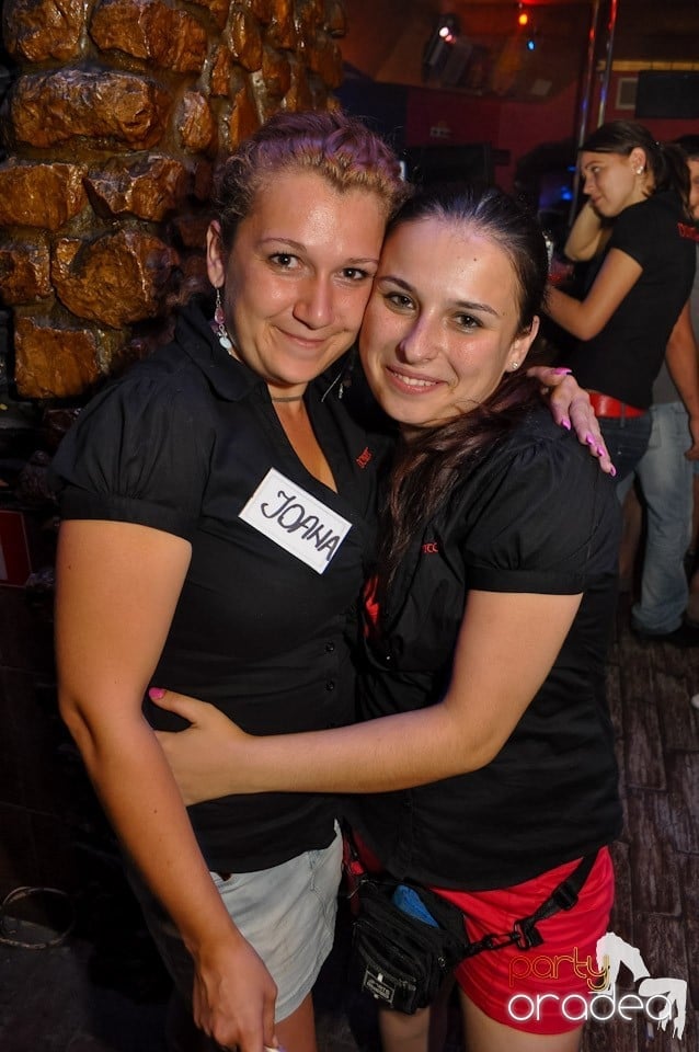 Petrecere incendiara in Club Downtown, 