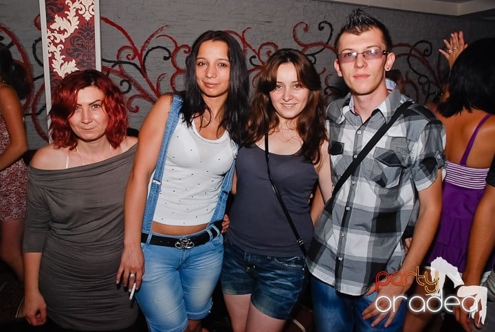 Petrecere la maxim în Club Luna, 