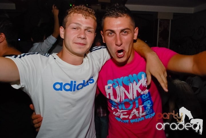 Petrecere la maxim în Club Luna, 