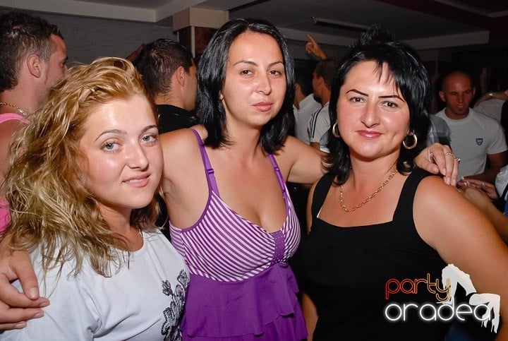 Petrecere la maxim în Club Luna, 