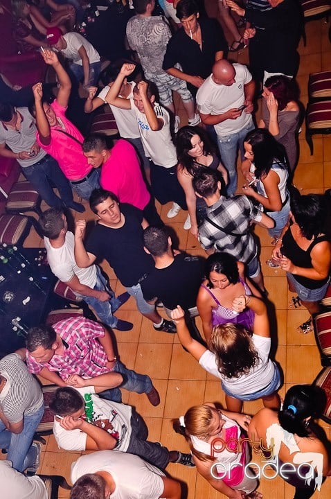 Petrecere la maxim în Club Luna, 