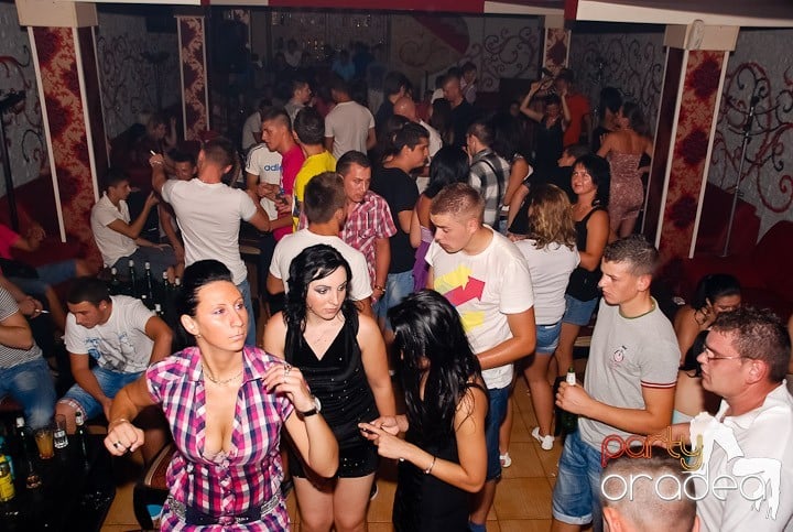 Petrecere la maxim în Club Luna, 