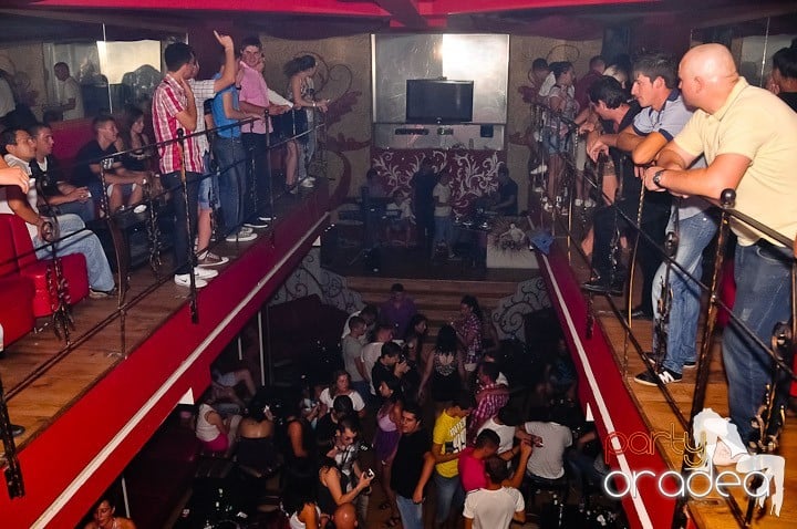 Petrecere la maxim în Club Luna, 