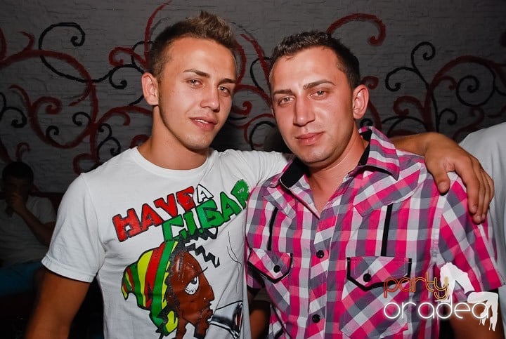 Petrecere la maxim în Club Luna, 