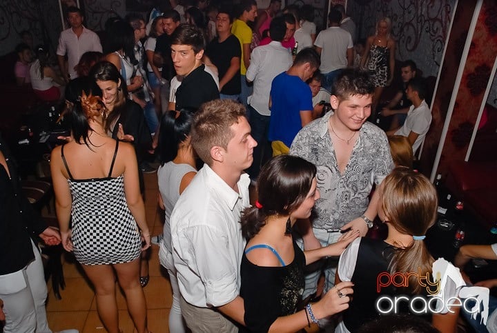 Petrecere la maxim în Club Luna, 