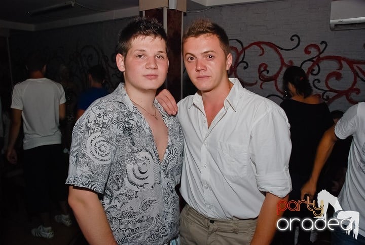 Petrecere la maxim în Club Luna, 