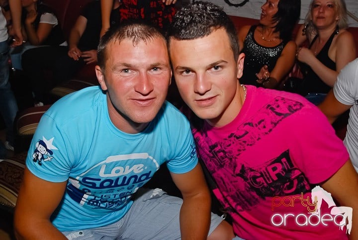 Petrecere la maxim în Club Luna, 