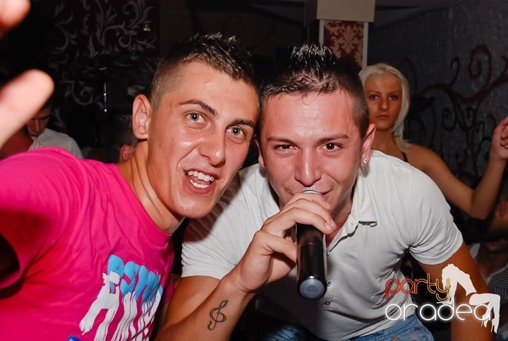 Petrecere la maxim în Club Luna, 