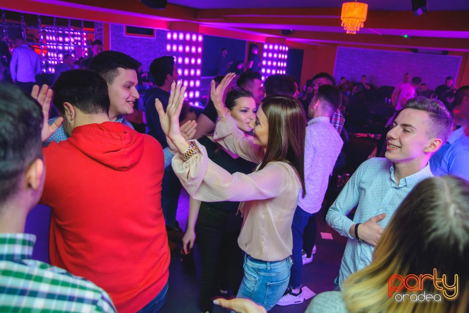 Petrecere în Club Life, 