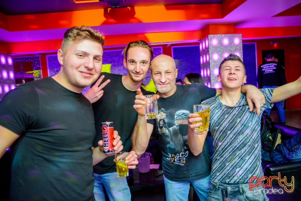 Petrecere în Club Life, 