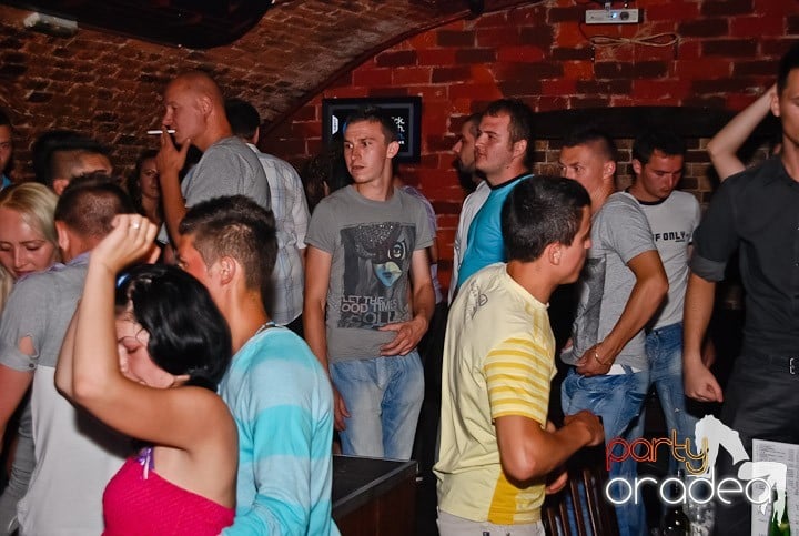 Petrecere mare la început de săptămână, 