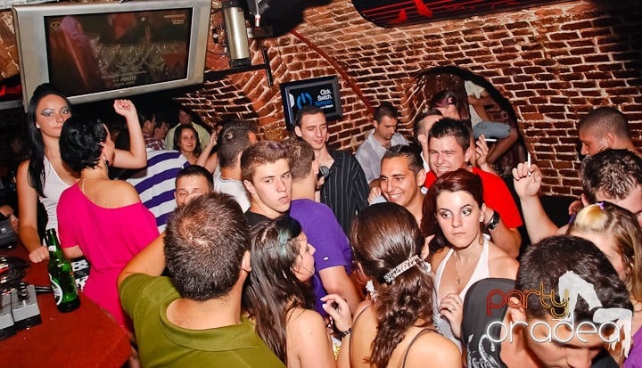 Petrecere mare la început de săptămână, 