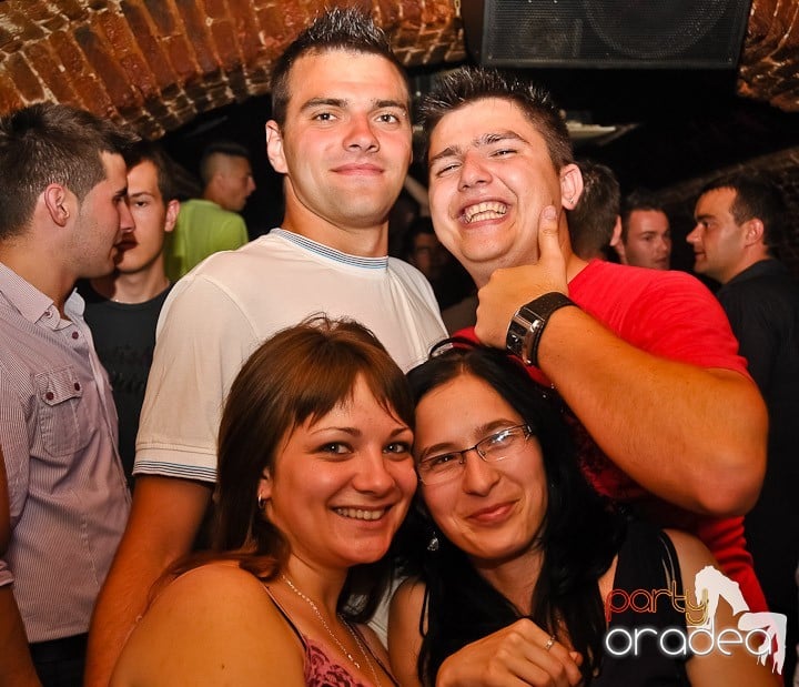 Petrecere mare la început de săptămână, 