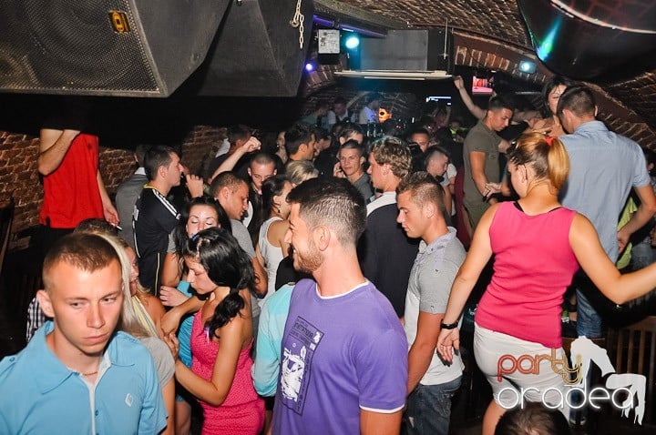 Petrecere mare la început de săptămână, 